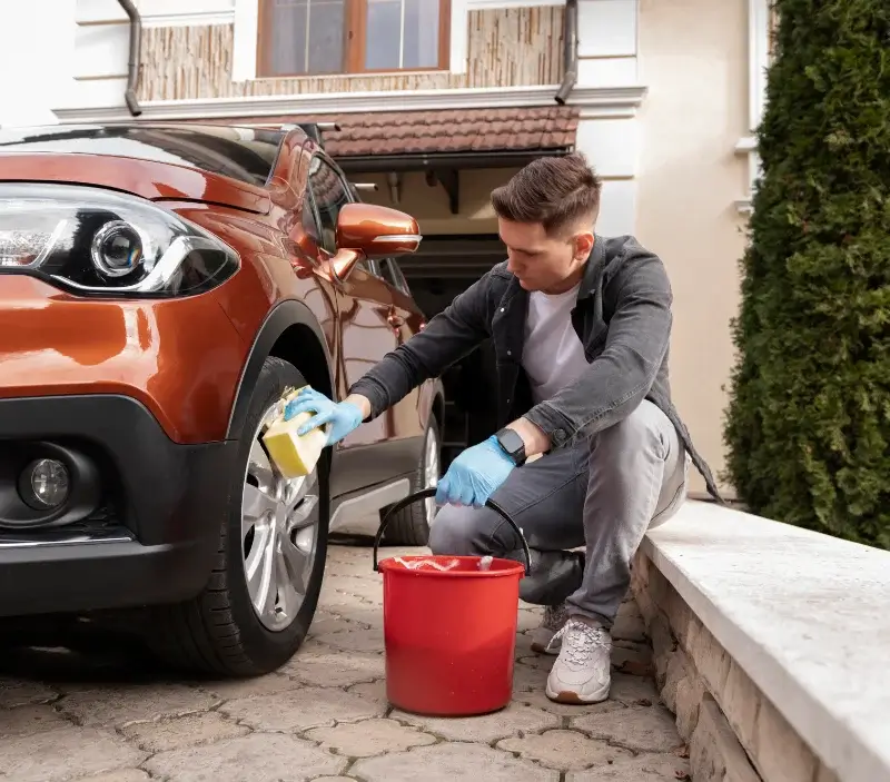 Lavage auto à domicile Romeyer : professionnel intervenant sur un véhicule